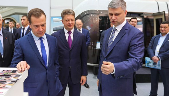 Медведев на выставке транспорт россии скайвей skyway-min