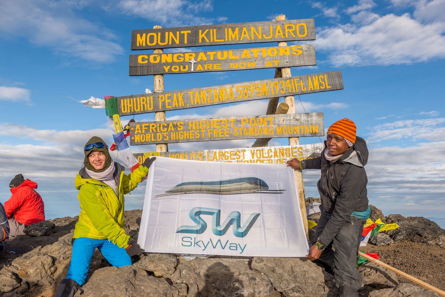 Установка знамени с символикой SkyWay на самой высокой точке Африки — вершине горы Килиманджаро