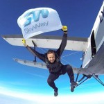 Инвестор SkyWay Робертас Катилиус совершил новый отчаянный поступок – прыгнул с парашютом, развернув в полёте флаг SkyWay на высоте 2800 метров.