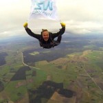 Инвестор Робертас Катилиус совершил новый отчаянный поступок – прыгнул с парашютом, развернув в полёте флаг SkyWay на высоте 2800 метров.