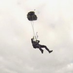 Инвестор Робертас Катилиус совершил новый отчаянный поступок – прыгнул с парашютом, развернув в полёте флаг SkyWay на высоте 2800 метров.